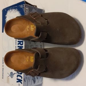 Birkenstock clog. Women's size 6. Color is mocha, dark brown. Suede leather.